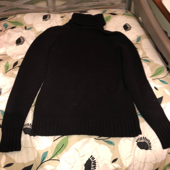 gap black turtleneck